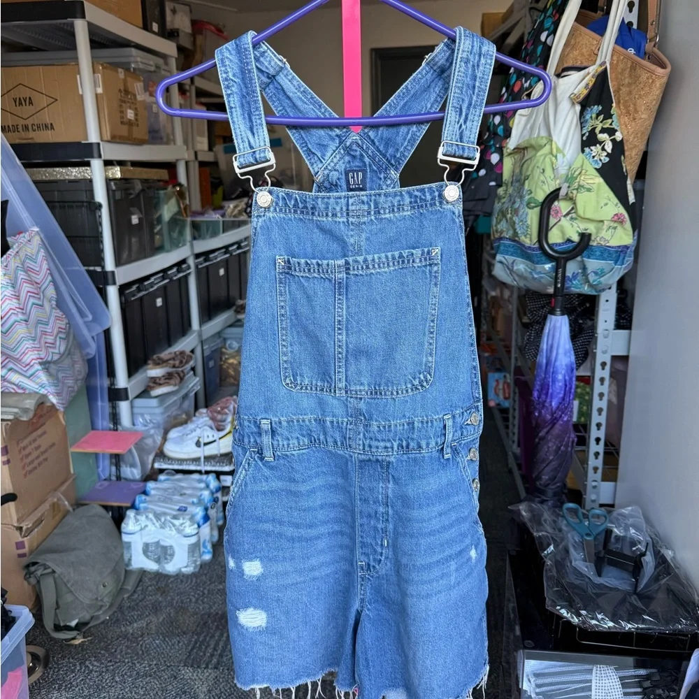 GAP women’s Blue Denim Short Overalls - Picture 2 of 6